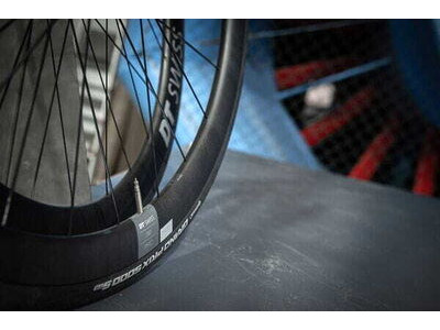 DT SWISS ARC 1400 DICUT disc brake wheel, carbon clincher 38 x 20 mm rim, rear click to zoom image